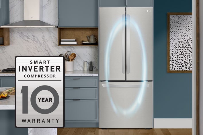 Réfrigérateur LG en acier inoxydable à trois portes dans une cuisine moderne avec logo de garantie 10 ans.
