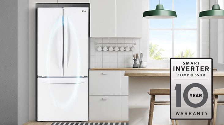 Réfrigérateur LG blanc à trois portes dans une cuisine moderne avec compresseur Smart Inverter.