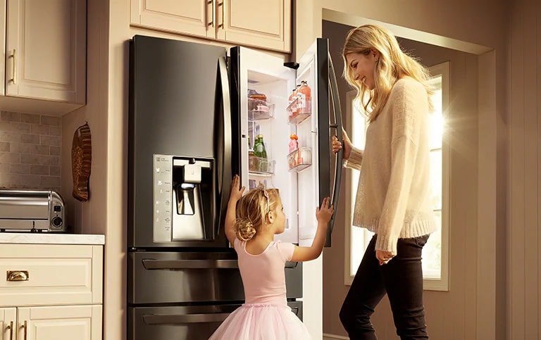 Réfrigérateur intelligent LG de 24 pi³ à portes françaises à hublot