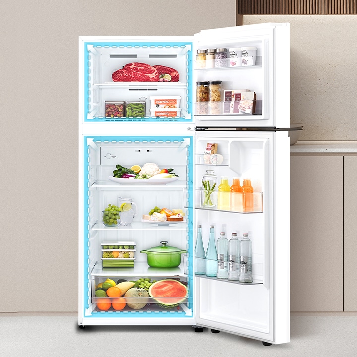 Réfrigérateur blanc à deux portes ouvert, rempli de nourriture fraîche, dans une cuisine moderne épurée.