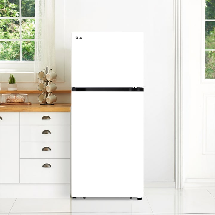 Réfrigérateur LG blanc à deux portes avec congélateur supérieur, installé dans une cuisine lumineuse et moderne.