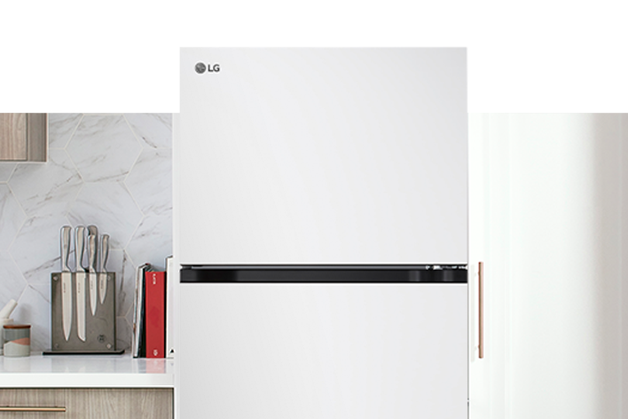 Réfrigérateur LG blanc à deux portes avec poignées intégrées noires dans une cuisine moderne.