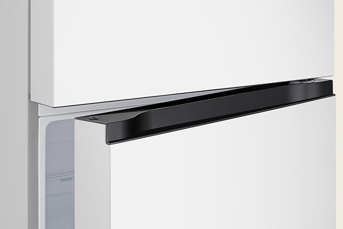 Réfrigérateur LG blanc à deux portes avec poignées intégrées noires dans une cuisine moderne.