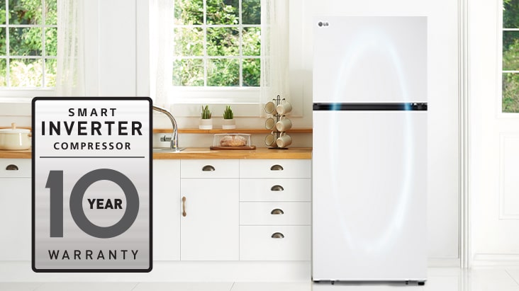 Réfrigérateur LG blanc à deux portes dans une cuisine avec logo de garantie 10 ans Smart Inverter Compressor.