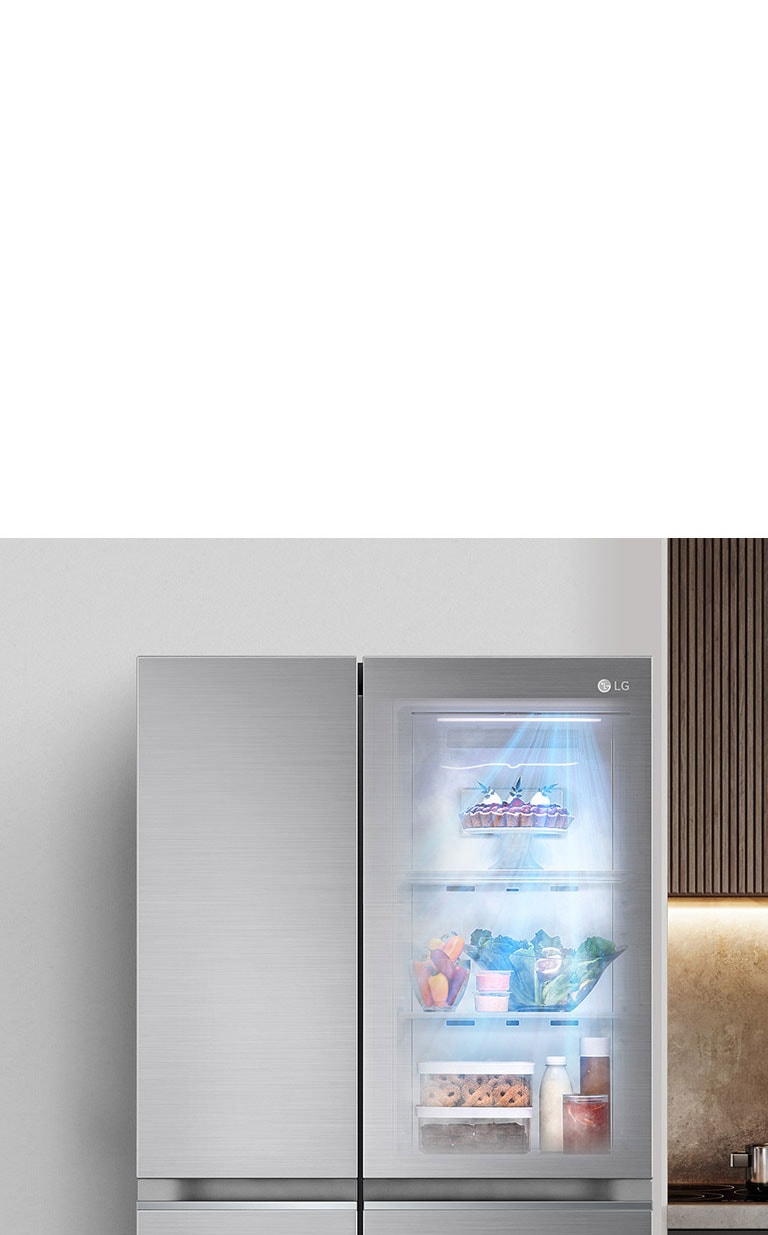 Vue avant d’un réfrigérateur noir InstaView avec la lumière intérieure allumée. On peut voir le contenu du réfrigérateur à travers la porte InstaView. Des faisceaux de lumière bleue éclairent le contenu grâce à la fonction DoorCooling.