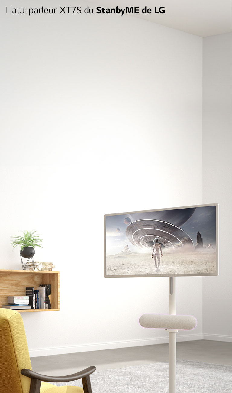 Le StanbyME de LG est placé dans un salon. Le haut-parleur XT7S du StanbyME de LG est placé sous l’écran. Un film de science-fiction joue à l’écran.
