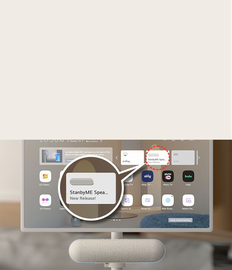 Gros plan sur l’écran du StanbyME de LG. Le haut-parleur XT7S est fixé en bas. L’écran d’accueil s’affiche à l’écran, et la vignette exclusive du haut-parleur est mise en évidence. Pour mettre l’application en évidence, une image agrandie de la vignette du haut-parleur sur le StanbyME est également affichée.