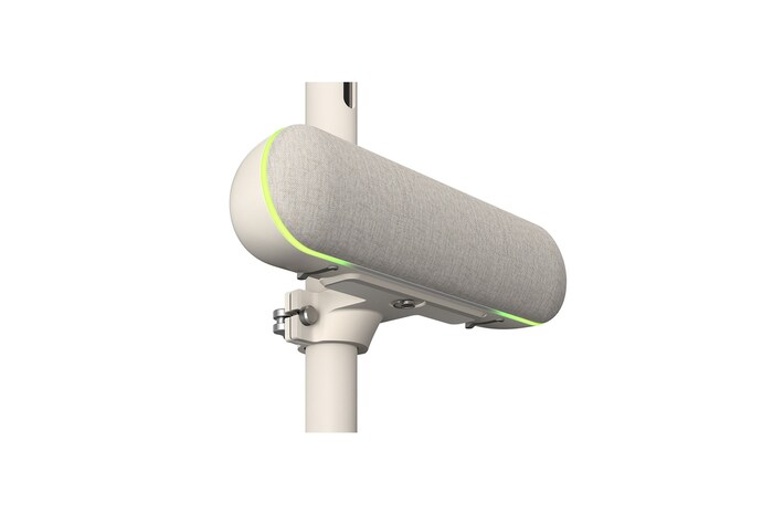 Gros plan sur la vue du haut-parleur fixé sur le StanbyME de LG avec le côté gauche tourné vers l’avant, avec éclairage d’ambiance vert activé