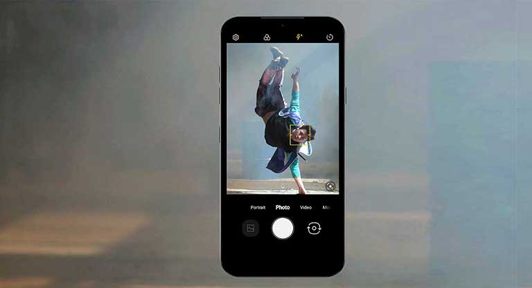 Le LG AristoMD 5 est utilisé pour prendre une photo d’un homme en train de faire du breakdance.