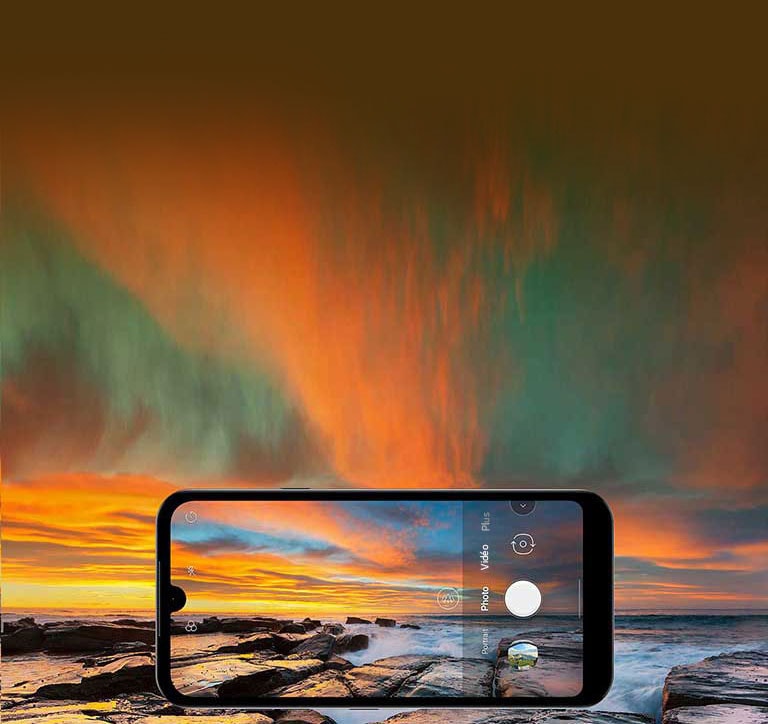 Le LG AristoMD 5 est utilisé pour prendre une photo du coucher de soleil.