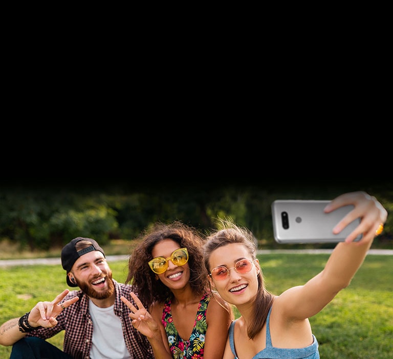 Trois amis prennent un égoportrait avec la caméra avant du LG AristoMD 5.