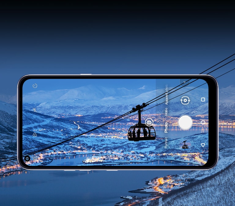 Téléphone intelligent utilisé pour prendre en photo un téléphérique au sommet d’une montagne avec une belle vue