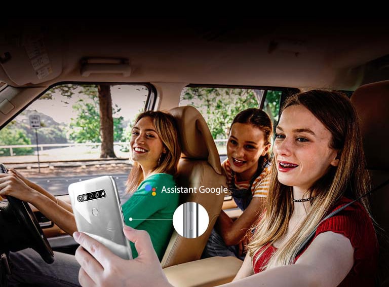 Femme dans une voiture qui effectue une recherche à l’aide de l’Assistant Google de son téléphone intelligent.