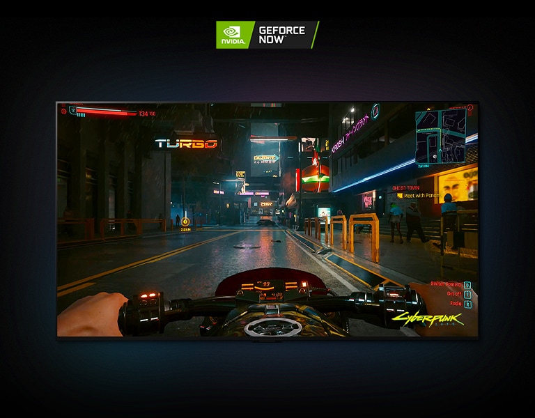 Dans une séquence de Cyberpunk 2077 montrée sur un écran OLED de LG, le joueur conduit une moto à travers une rue illuminée par des néons.