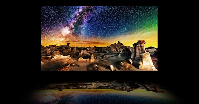 Une vidéo des strates du téléviseur avec une photo de paysage de nuit étoilée s’affiche sur l’écran OLED principal. Le rétroéclairage disparaît et le polariseur, le filtre de couleur et l’OLED se réunissent pour produire une image si lumineuse qu’elle est reflétée en dessous comme sur de l’eau.