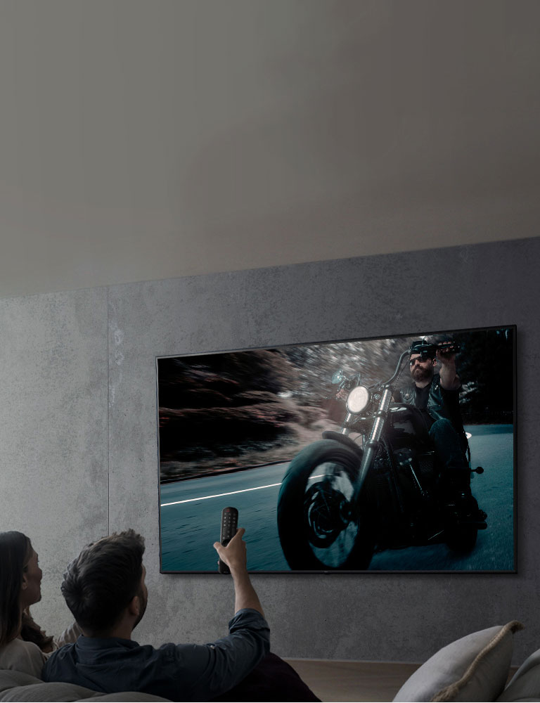 Image montrant un couple regardant une émission sur un téléviseur UHD de LG.