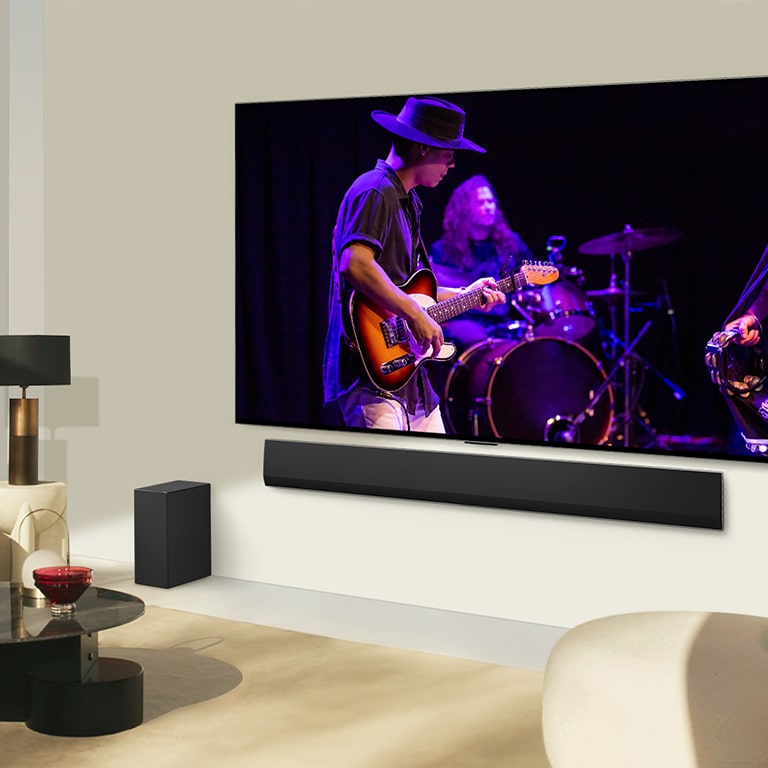 Le téléviseur OLED de LG et la barre de son de LG sont jumelés parfaitement dans une pièce moderne. 