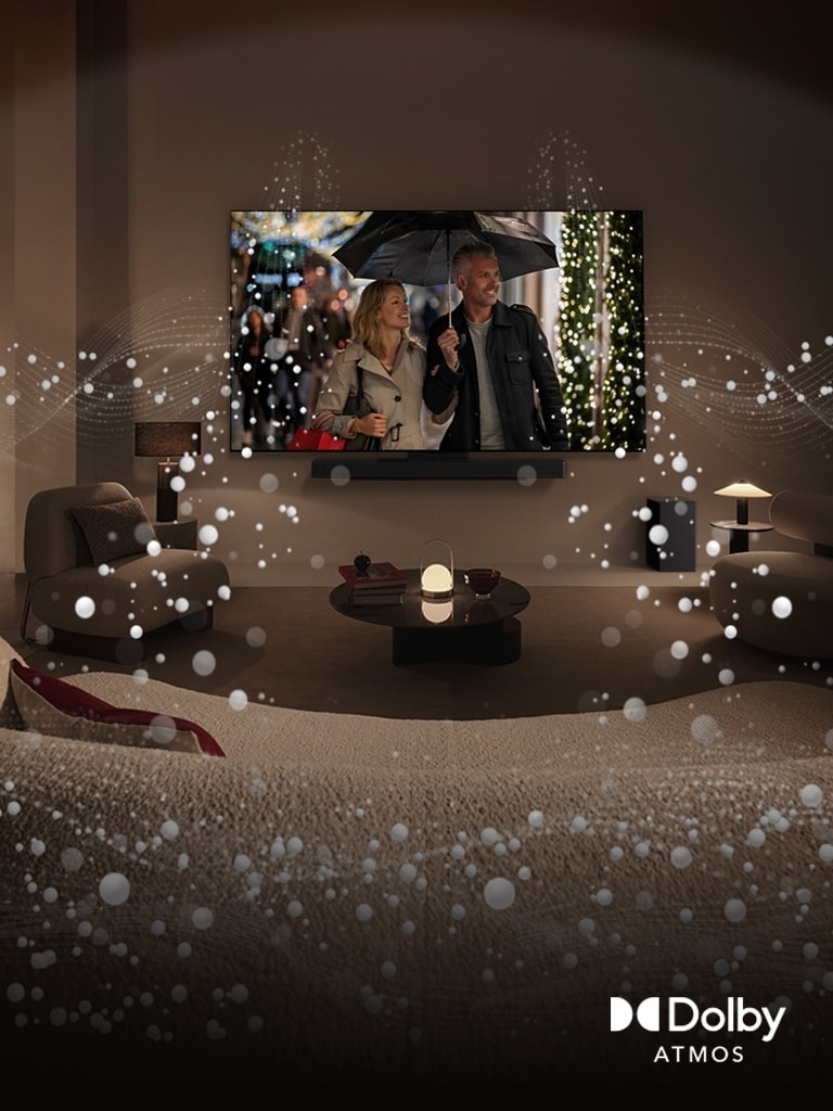 Dans un espace de vie accueillant et peu éclairé, on trouve un téléviseur OLED de LG affichant un couple sous un parapluie et des cercles lumineux entourant la pièce. Le logo Dolby Atmos est placé dans le coin inférieur gauche.