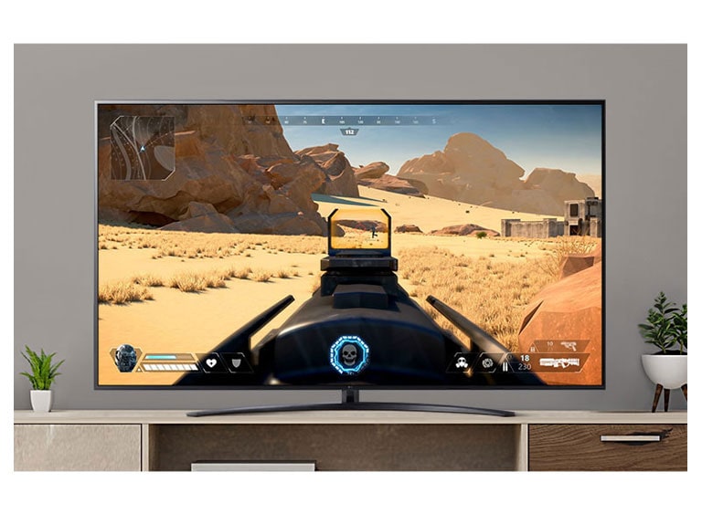 Un écran de téléviseur jouant une vidéo d'un jeu FPS dans lequel le joueur tire sur un ennemi avec un fusil (lire la vidéo).