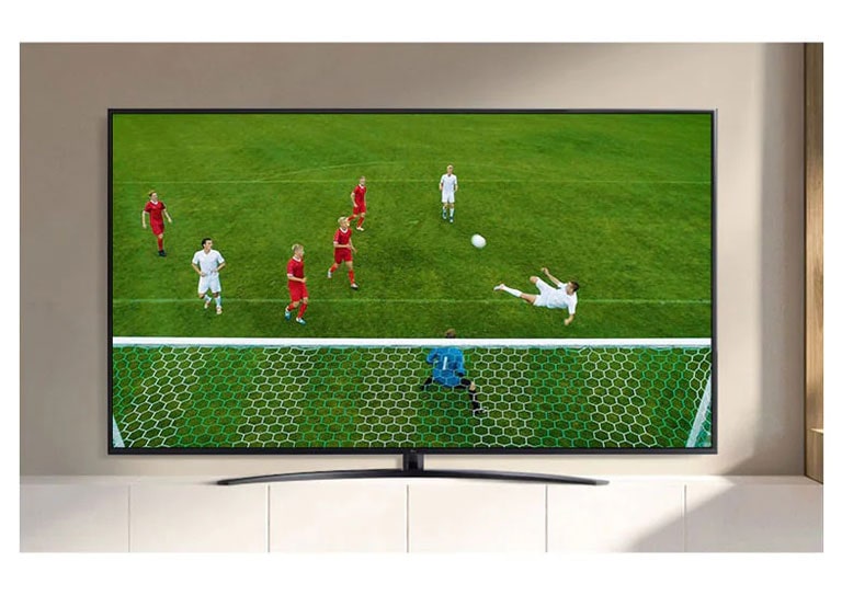 Un écran de téléviseur qui affiche une vidéo d’un joueur de soccer marquant un but lors d’une partie (jouer la vidéo).