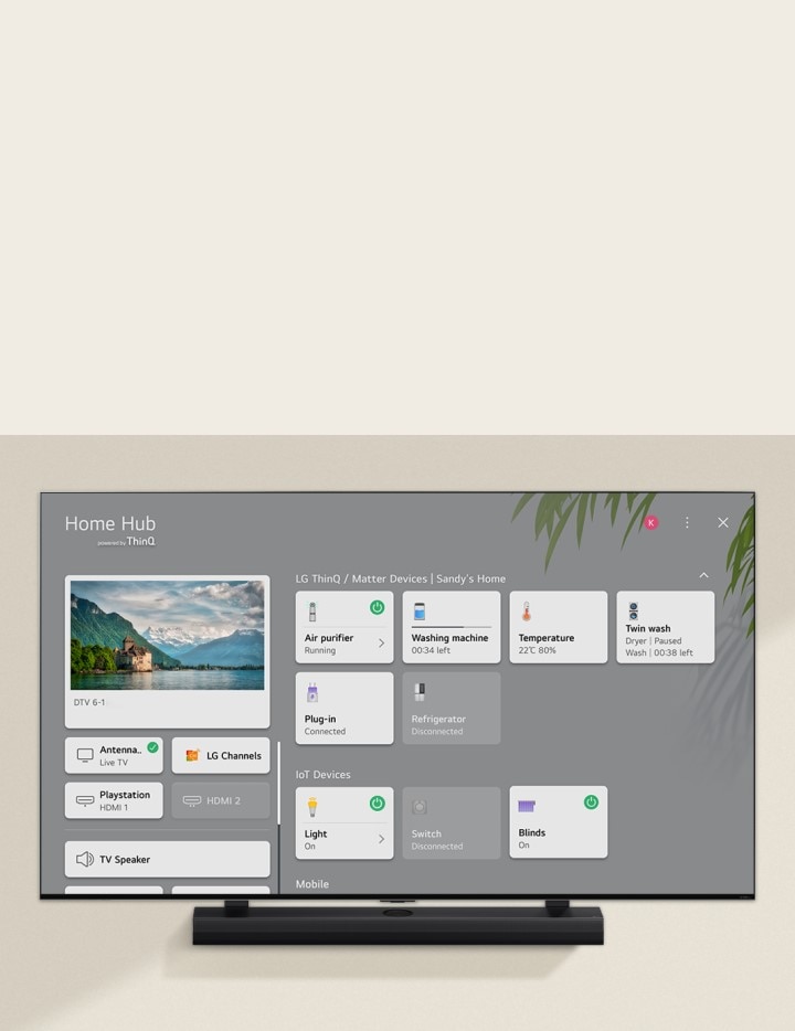 Un concert chaleureux dans un salon est diffusé sur l’écran. Le menu de l’interface WOW s’affiche en surimpression, et l’utilisateur accède aux paramètres de la barre de son.