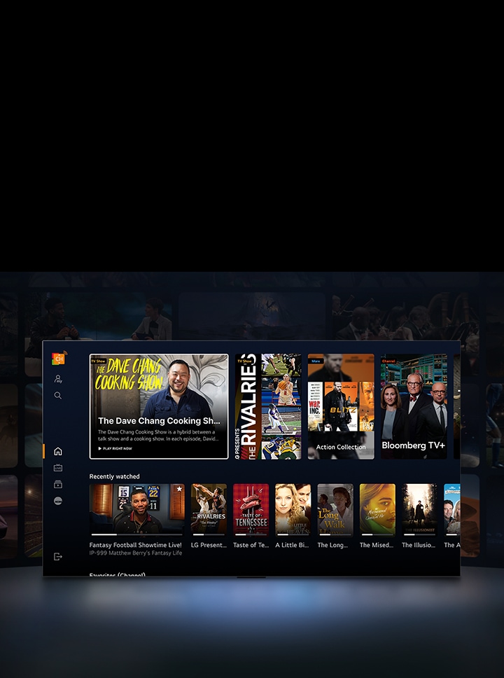 Un téléviseur de LG au premier plan montre une sélection de vignettes de films et d’émissions de télévision. Le texte « Collection Action », « Bloomberg TV+ » et « Recently watched » (récemment regardés) est affiché. L’espace devant le téléviseur est légèrement éclairé, comme par la lumière du téléviseur. Derrière le téléviseur, sur un fond plus sombre, se trouvent d’autres vignettes de films et d’émissions de télévision.