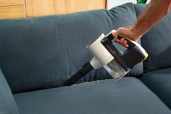 Se transforme en aspirateur à main pour un nettoyage ponctuel rapide