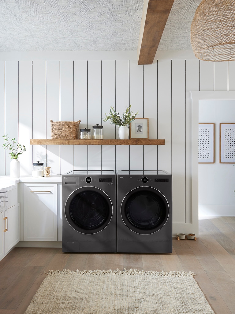 Ceci est une image d’une machine à laver dans une buanderie.	