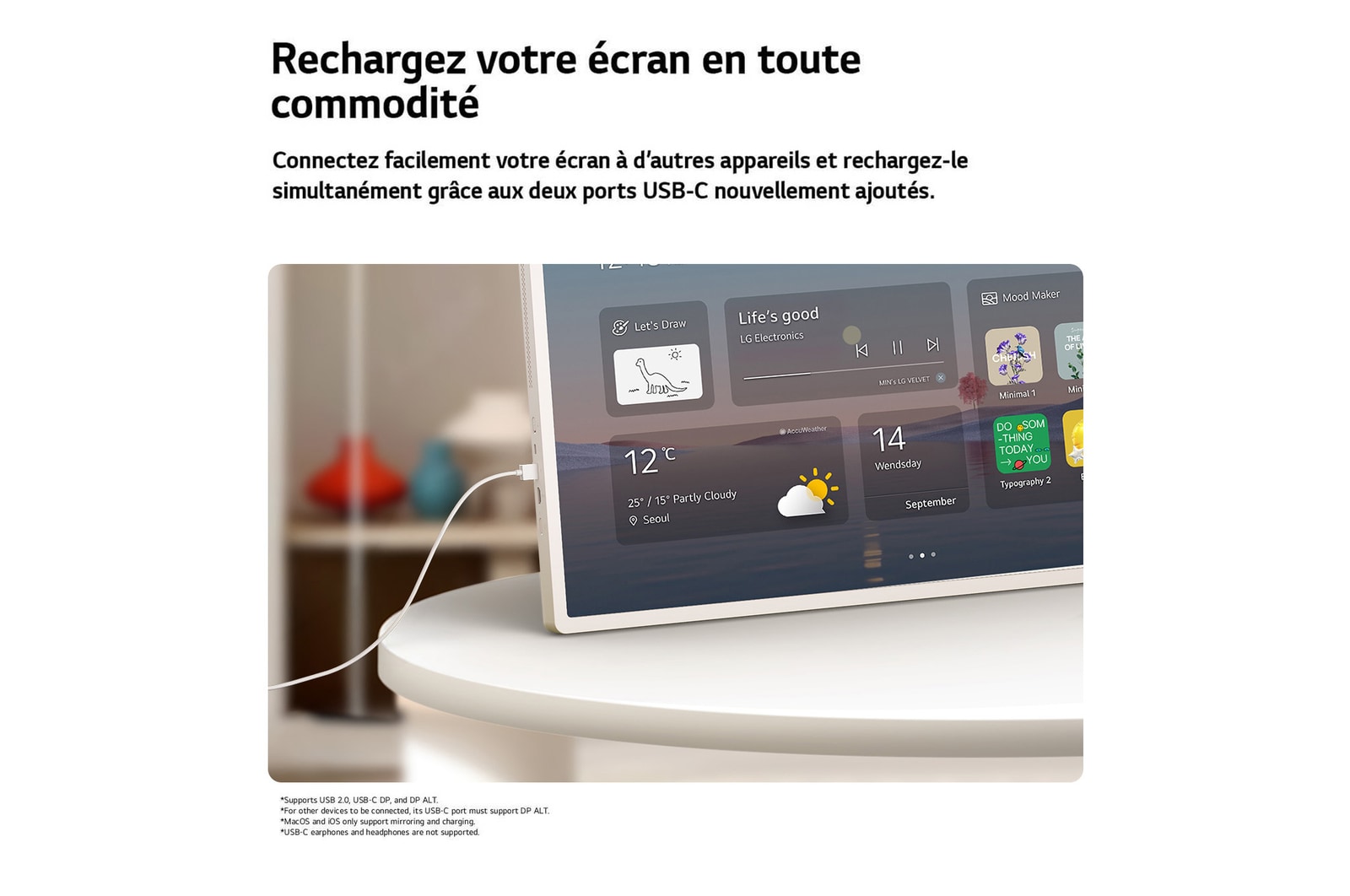 L’écran mobile StanbyME 2 Max LX6 de LG avec câble USB-C est présenté sur une table avec un câble connecté à son port, affichant une interface de vignette d’accueil et mettant en évidence la recharge simultanée et la connectivité de l’appareil.