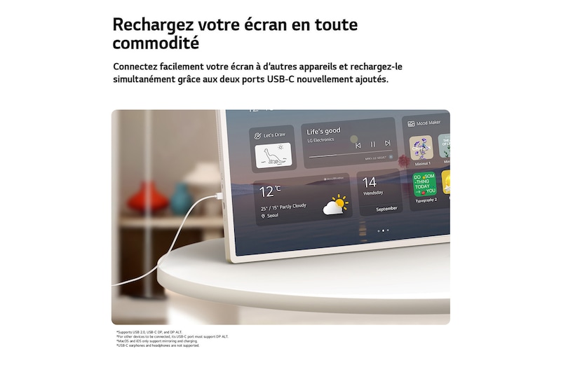 L’écran mobile StanbyME 2 Max LX6 de LG avec câble USB-C est présenté sur une table avec un câble connecté à son port, affichant une interface de vignette d’accueil et mettant en évidence la recharge simultanée et la connectivité de l’appareil.