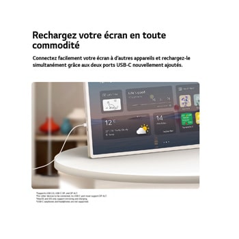 L’écran mobile StanbyME 2 Max LX6 de LG avec câble USB-C est présenté sur une table avec un câble connecté à son port, affichant une interface de vignette d’accueil et mettant en évidence la recharge simultanée et la connectivité de l’appareil.