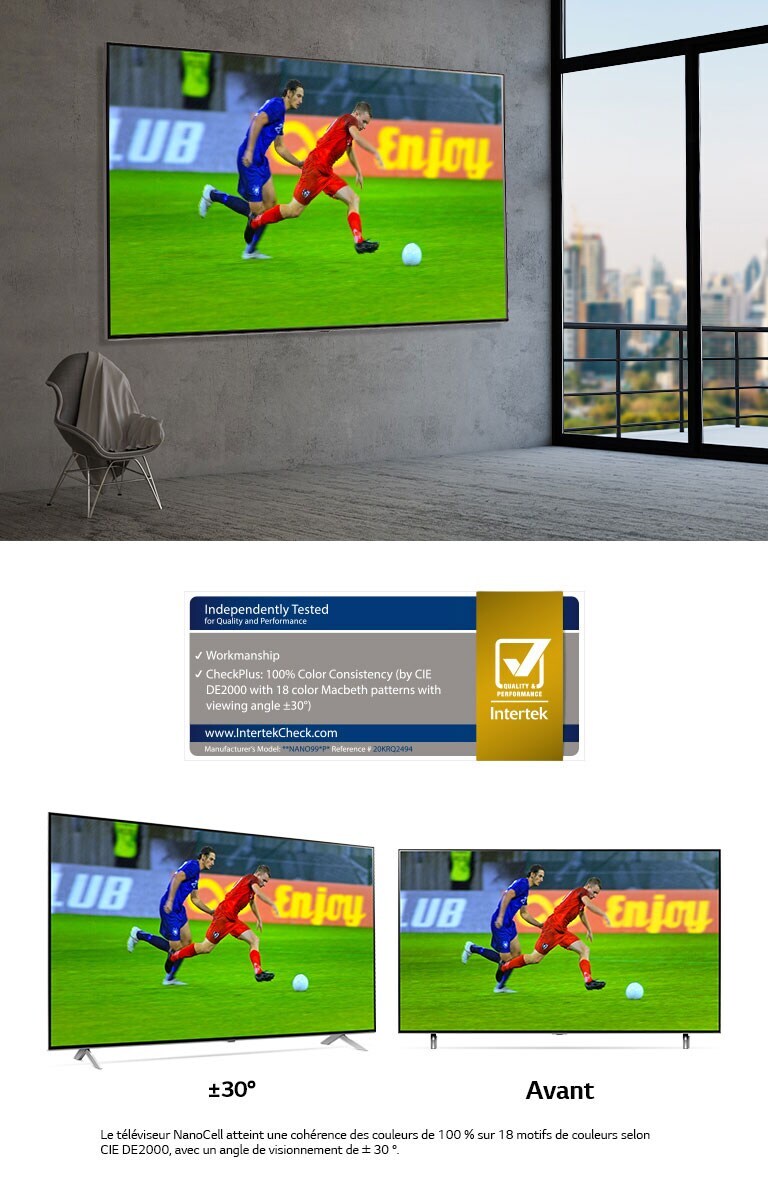 Un grand téléviseur à écran plat fixé sur un mur gris. L’écran montre deux joueurs de soccer en pleine partie.
