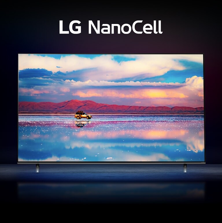 Un téléviseur NanoCell de LG sur fond noir. Le téléviseur montre dans l'eau qui reflète le ciel éclatant une voiture roulant devant une chaîne de montagnes basses.