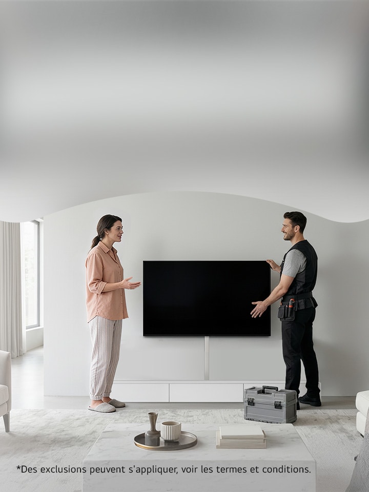 Un technicien de LG et le client se tiennent devant le téléviseur installé au mur, avec les fils dissimulés.