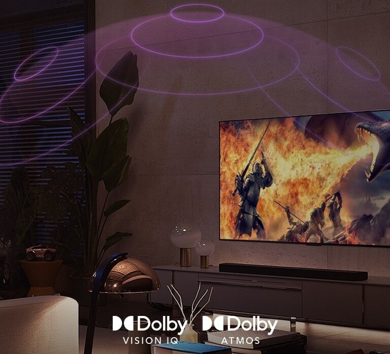 Les logos de Dolby Vision IQ et Atmos sont alignés horizontalement. Sous les logos, un père et son fils assis sur un sofa regardent la télévision montrant une fille qui tient un minéral au centre d’un arrière-plan noir et orange.