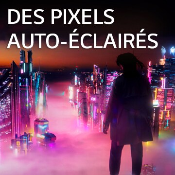 Une femme contemple un paysage urbain de haut avec des panneaux de néon qui illuminent la nuit.