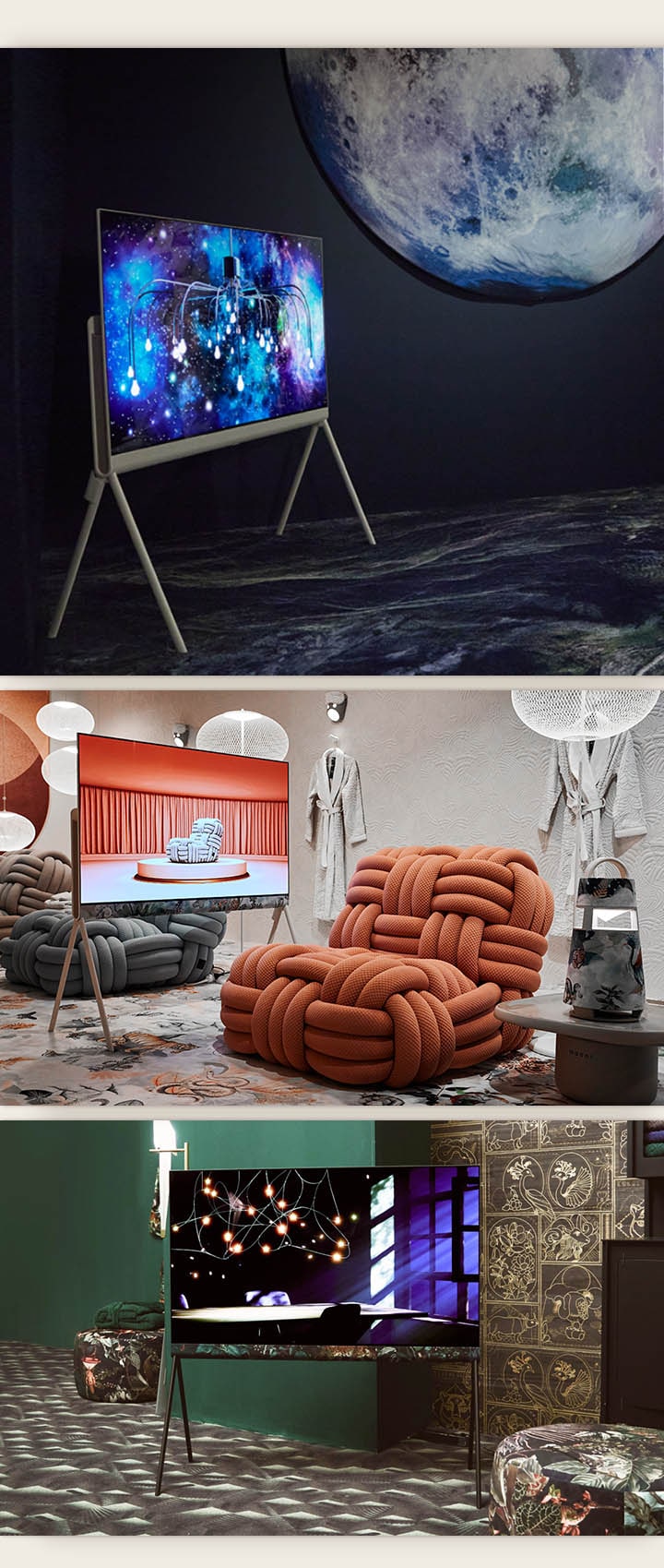 L’image du haut montre Posé dans une pièce noire inspirée de l'espace, où est exposée une œuvre d’art intergalactique abstraite. La pièce comporte également une image de la lune et d’un astronaute. 	  L’image en bas à droite montre Posé dans une chambre opulente de couleur vert émeraude. L’écran de télévision affiche la lumière projetée sur une table à travers les vitres d’une fenêtre. La pièce comporte également des carreaux ornés de noir et d’or et des tabourets en textile à motifs floraux noirs. L’image en bas à gauche montre Posé dans une pièce crème avec des touches de couleurs. La chambre est équipée de fauteuils en tissu épais de couleur terracotta et anthracite, de luminaires blancs en forme de boule et de peignoirs de bain accrochés au mur. La télévision affiche une image du même canapé-chaise anthracite posé sur une plateforme située dans une pièce de couleur terracotta.