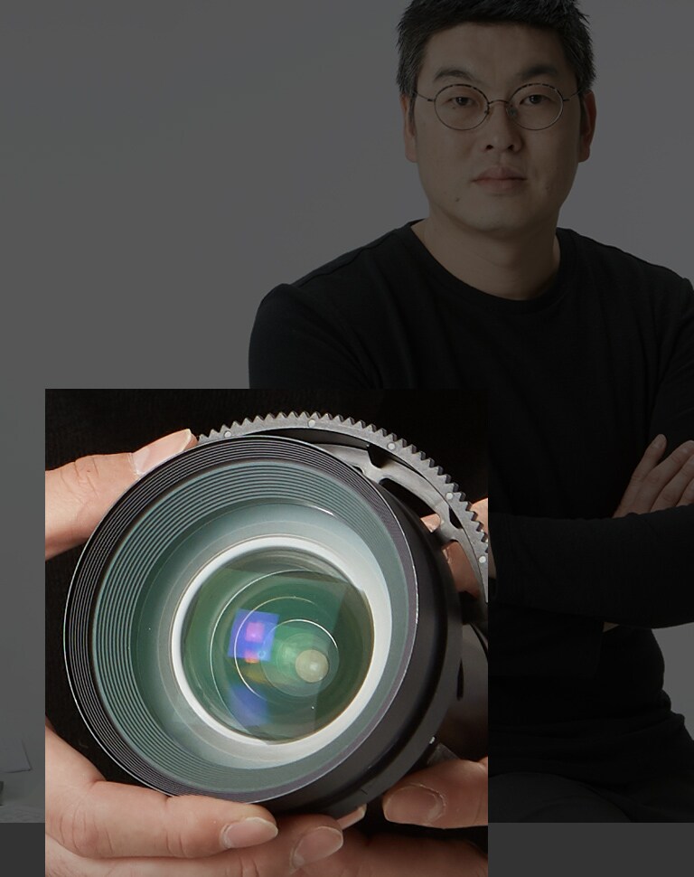 Le concepteur Enbong Lee avec le produit CineBeam