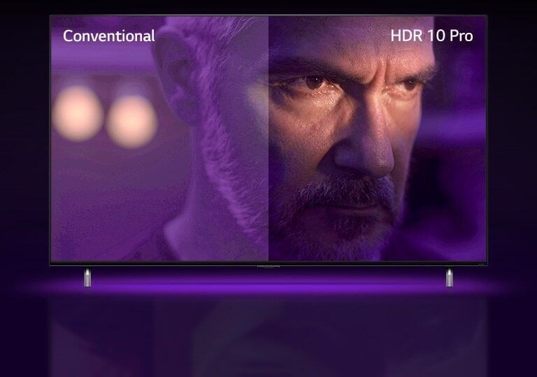 Un homme qui a l’air fâché se tient debout dehors. L’image est divisée en deux. La partie gauche de l’image paraît terne et de couleur moins vive, et la partie droite semble plus vive avec plus de couleurs. Dans le coin supérieur gauche est écrit « conventionnel » et dans le coin supérieur droit est écrit « HDR10 PRO ». L’image recule et montre le téléviseur QNED.