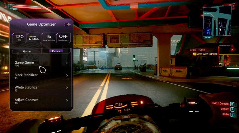 Le point de vue d’un homme qui pilote une moto dans un jeu. La fenêtre contextuelle d’optimiseur de jeu vidéo s’affiche à gauche. La souris clique sur le genre de jeu et le modifie pour celui de RPG.