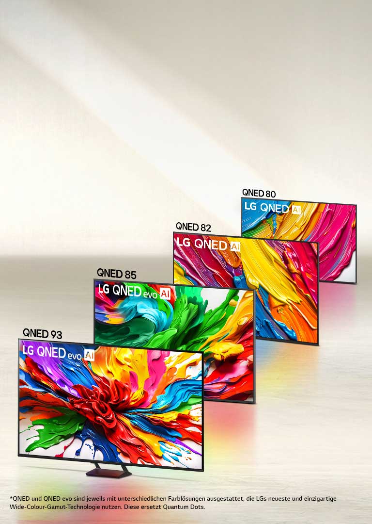 Aufstellung von vier LG QNED evo AI TVs in Formation, die Fernseher QNED80, QNED82, QNED85 und QNED93. 