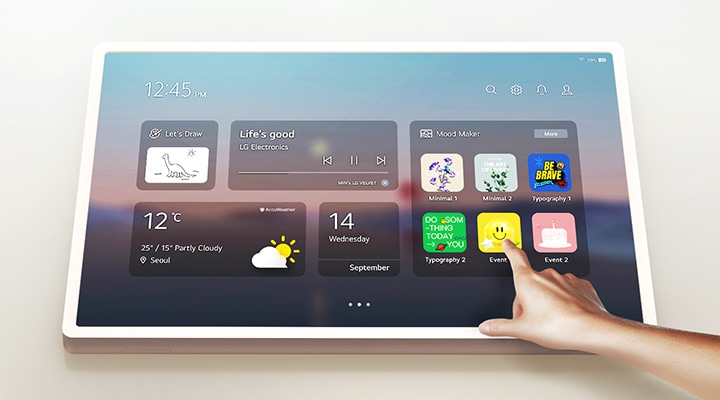 StanbyME 2 mit Touchscreen, der von einer Person verwendet wird.