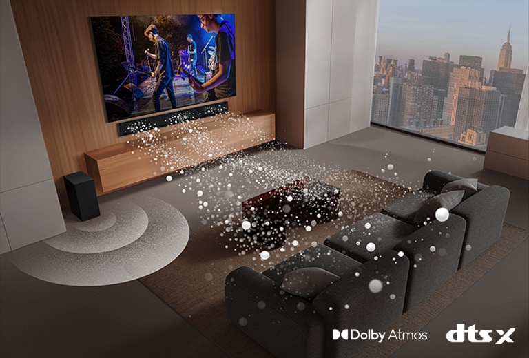 LG Soundbar, LG TV und ein Subwoofer befinden sich in einem Wohnzimmer in einem Wolkenkratzer und spielen eine Musikaufführung. Drei Zweige weißer, aus Tröpfchen bestehender Schallwellen ragen aus der Soundbar und ein Subwoofer erzeugt einen Klangeffekt von unten. Dolby Atmos-Logo DTS X-Logo