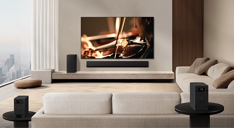 LG Soundbar, LG TV, ein Subwoofer und hintere Lautsprecher stehen in einer modernen Stadtwohnung. Der Hintergrund wird gedimmt und ein Raster wird über das Bild des LG TVs gelegt, wie ein Scan des Raums. Eine gepunktete Linie geht von einem der hinteren Lautsprecher aus, um die lineare Anordnung der beiden hinteren Lautsprecher zu zeigen. Aus der Frontalperspektive der hinteren Lautsprecher kommen aus Tröpfchen bestehende weisse Schallwellen.