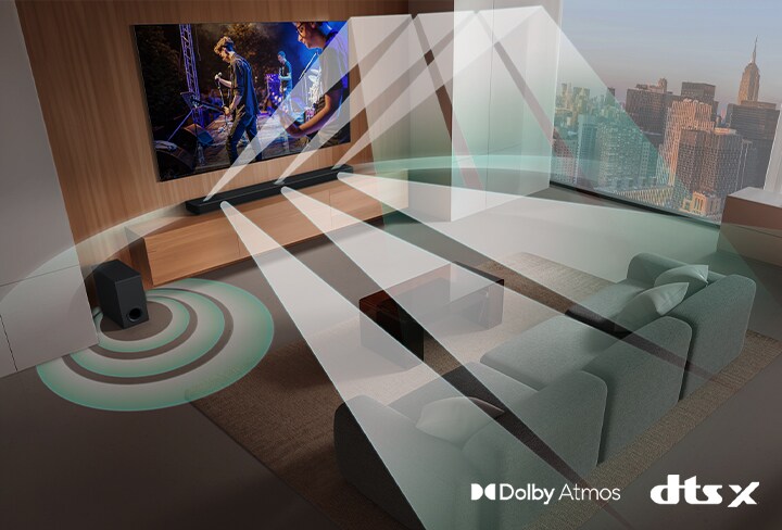 "LG TV, LG Soundbar, hintere Lautsprecher und ein Subwoofer stehen im Wohnzimmer eines Wolkenkratzers und geben eine Musikaufführung wieder. Weiße, aus Tröpfchen bestehende Klangwellen werden von der Soundbar und den hinteren Lautsprechern projiziert und um das Sofa und den Wohnraum geschlungen. Ein Subwoofer erzeugt einen Klangeffekt von unten. Dolby Atmos-Logo DTS X-Logo"	