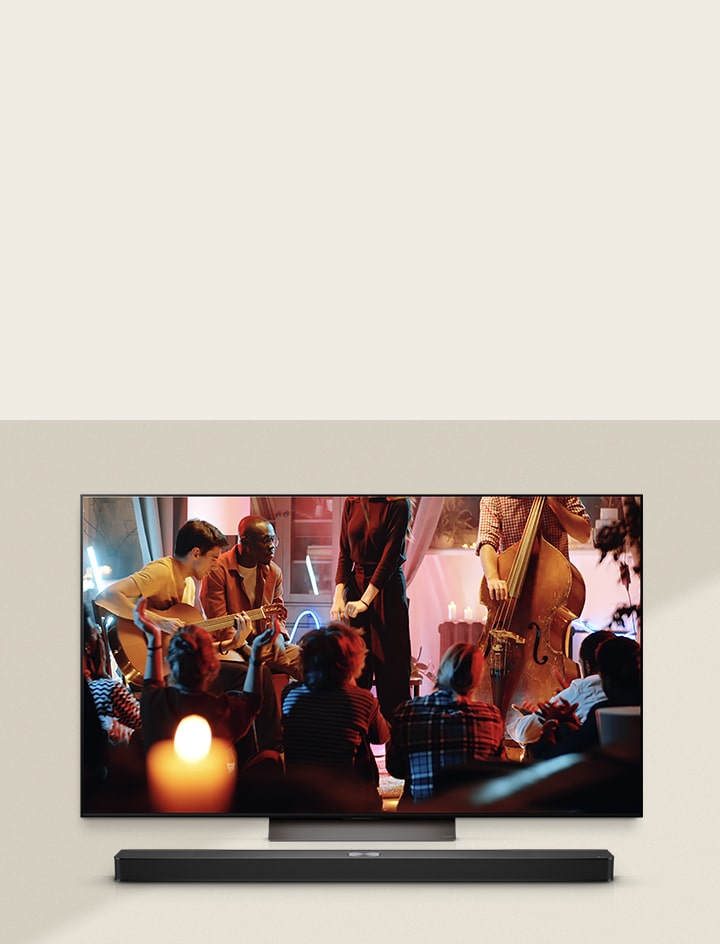 Auf dem Bildschirm läuft ein angenehmes Konzert in einem Wohnzimmer. Das WOW Interface-Menü erscheint als Overlay und der Benutzer navigiert zu den Soundbar-Einstellungen. 