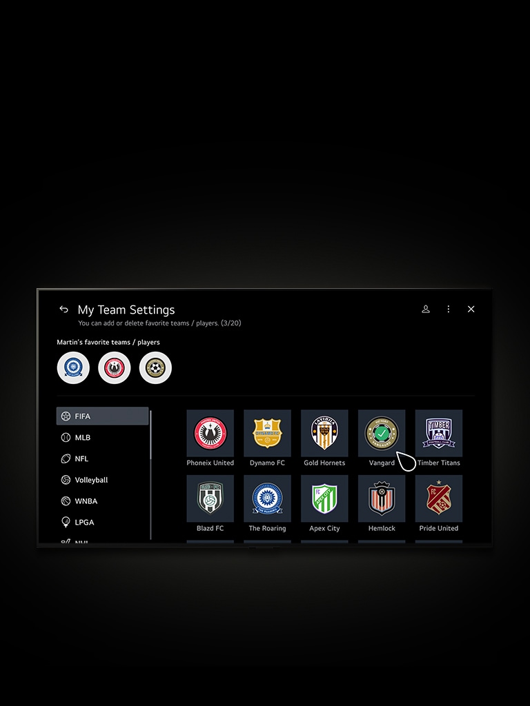 Auf dem Bildschirm des LG TV ist das Sports Portal zu sehen. Darüber ein grosses Miniaturbild und unten vier Miniaturbilder mit Live-Sendungen. Der TV-Bildschirm scrollt nach unten und es werden weitere Bereiche mit Miniaturbildern von Spielen und Sportsendungen sichtbar. Der TV-Bildschirm scrollt nach oben und der Cursor klickt, um den Bildschirm der Einstellungen von My Team zu öffnen. Der Cursor klickt auf ein neues Team, das in einer Liste der Lieblingsteams angezeigt wird.