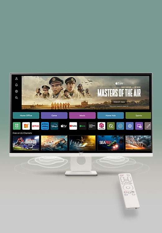L’écran du moniteur intelligent affiche l’interface webOS. Des vagues provenant du haut-parleur sont émises à partir des coins inférieurs et une télécommande est visible à droite de l’écran.