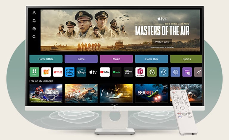 Auf dem Bildschirm des Smart Monitors wird die webOS-Oberfläche angezeigt. Aus den unteren Ecken des Monitors kommen Lautsprecherwellen und an der rechten Seite des Bildschirms befindet sich eine Fernbedienung.