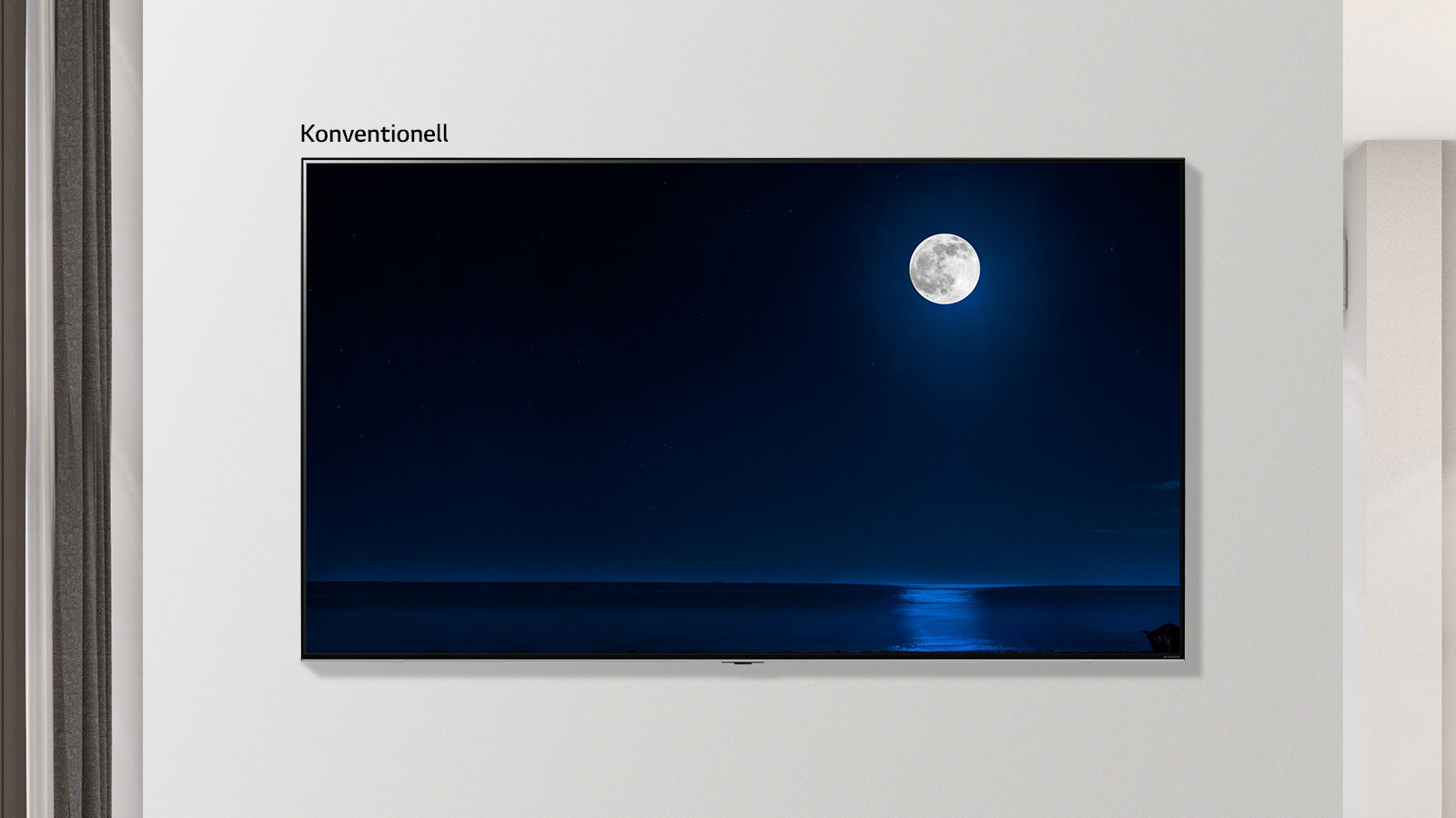  Das scrollbare Bild eines wandmontierten Fernsehers zeigt ein dunkles Motiv, und zwar den Vollmond, der sich in Wasser spiegelt. Die Szene wechselt zwischen einem Fernsehgerät normaler Größe und einem LG NanoCell TV mit Großbildschirm.